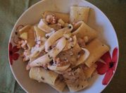Una foto di calamarata calamari