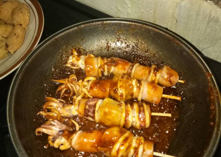 Recipe of Autumn Sate cumi sosis ala2 🐙
