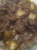 Hígado encebollado con apio y entomatado