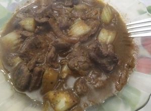 Una foto de Hígado encebollado con apio y entomatado