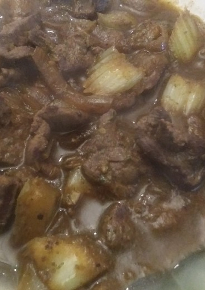 Una foto de Hígado encebollado con apio y entomatado