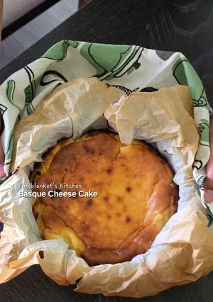 A picture of Basque Cheesecake.