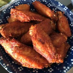 A picture of Fried chicken wings.
