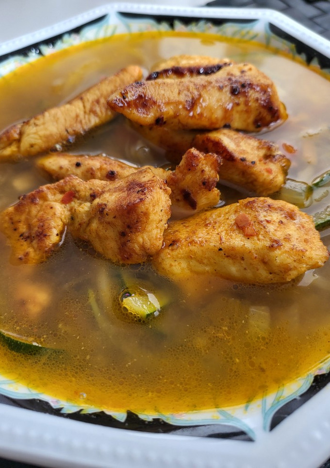 Una foto de Sopa de pollo y verduras a mi manera