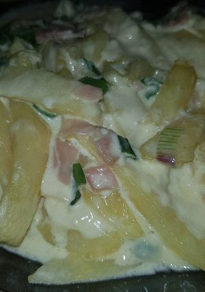 Una foto de Papas fritas al horno con crema queso jamón al verdeo muy Ricas!