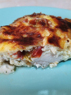 Una foto de Pechuga de pollo al horno con leche evaporada, tomate y queso