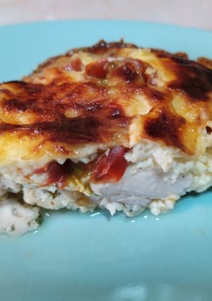 Una foto de Pechuga de pollo al horno con leche evaporada, tomate y queso
