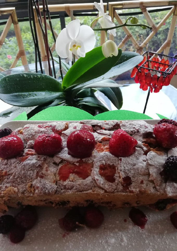 Una foto de Pastel de manzana y frutos rojos