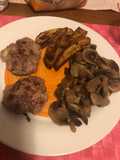 Mini burger di carne e formaggio con funghi e patate alla paprika