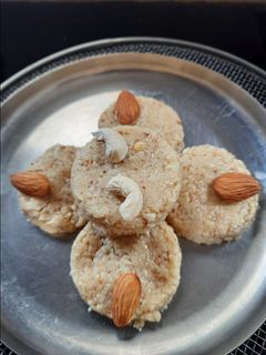ડ્રાયફ્રુટ સુખડી (Dry Fruit Sukhdi Recipe In Gujarati) રેસીપી મુખ્ય ફોટો