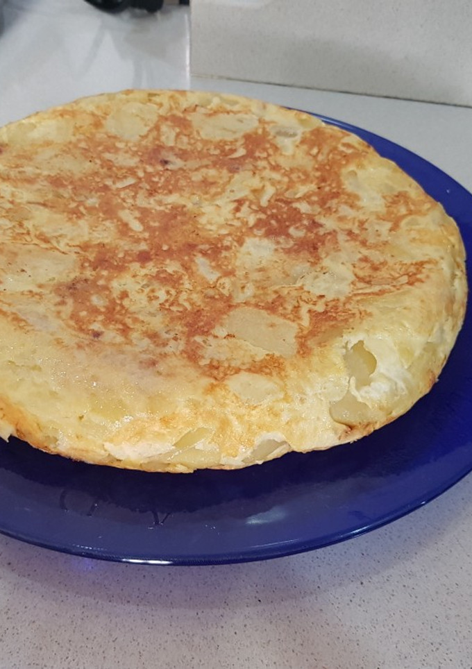 Una foto de Tortilla de patatas con poco aceite