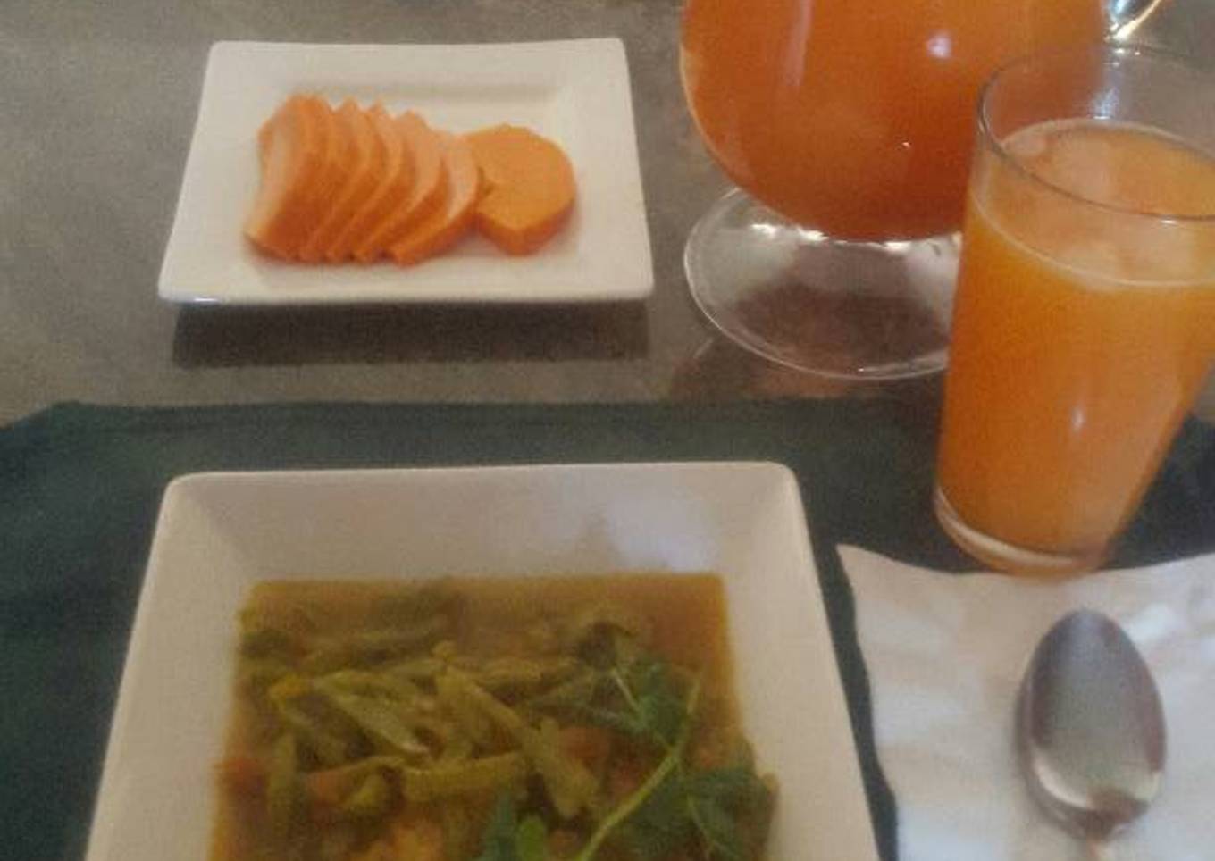 Tortitas de huevo con nopales y salsa de jitomates asados