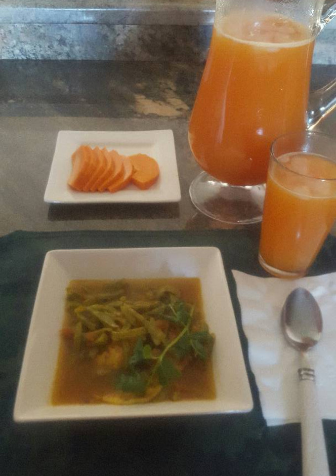 Una foto de Tortitas de huevo con nopales y salsa de jitomates asados