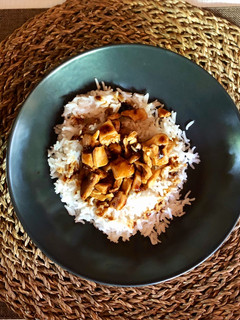 Una foto de Pollo teriyaki con arroz basmati