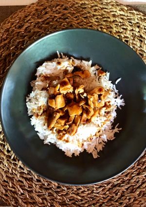 Una foto de Pollo teriyaki con arroz basmati