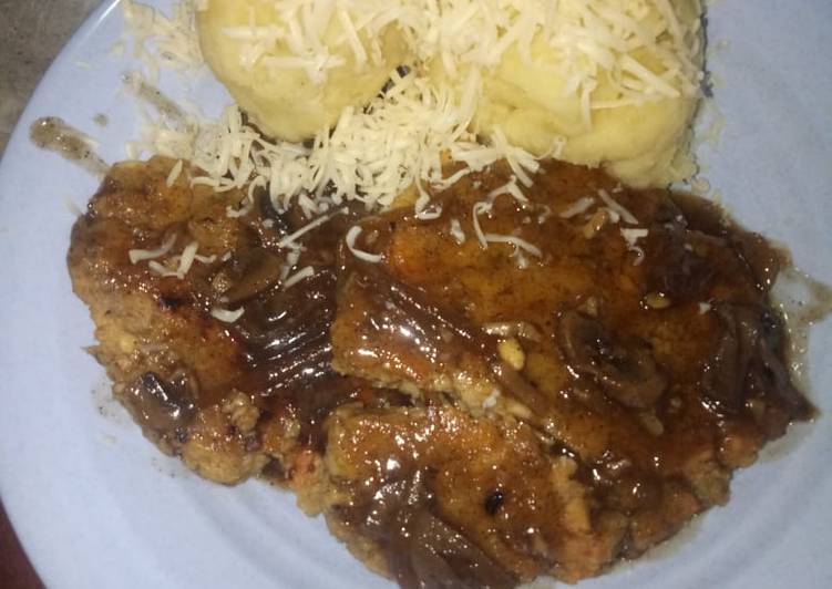 Steak tempe saus lada hitam dan mushed potaoes