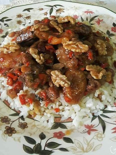 Una foto de Kabsa de cordero con frutos secos y arroz marinado