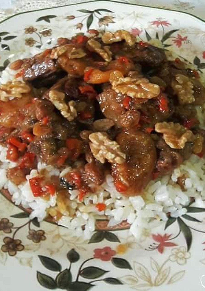 Una foto de Kabsa de cordero con frutos secos y arroz marinado