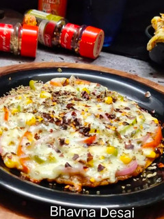 ભાખરી પિઝા.(Bhakri Pizza Recipe in Gujarati.) રેસીપી મુખ્ય ફોટો