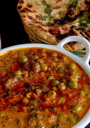A picture of Dhaba style methi matar malai.