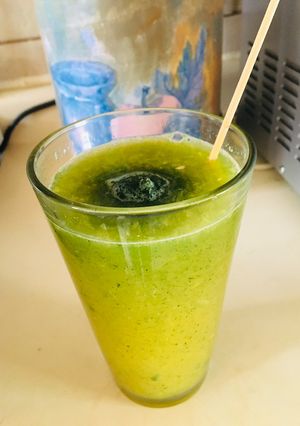 Una foto de Clorofila con jugo de naranja