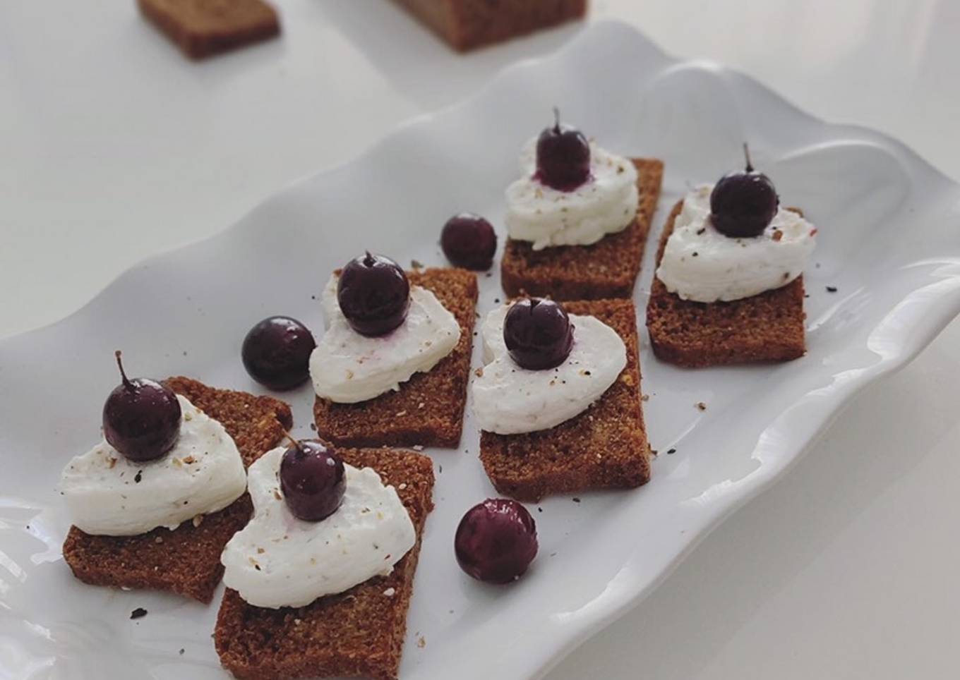 Toast de pain d’épices au chèvre frais et aux raisins rôtis