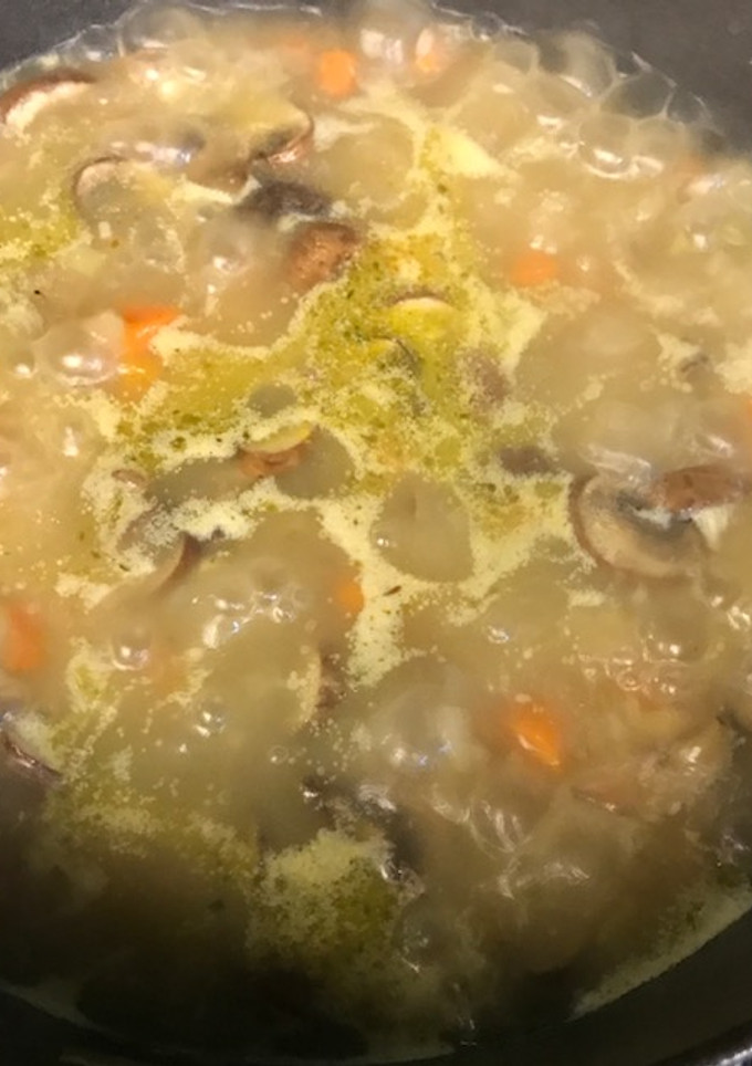 Una foto de Sopa de arroz con hongos 🍄🍄