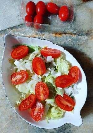 Une photo de Salade laitue tomates cerises 🥗