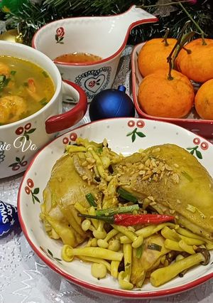 Hình của món Bữa cơm cùng các món nấm mới lạ.