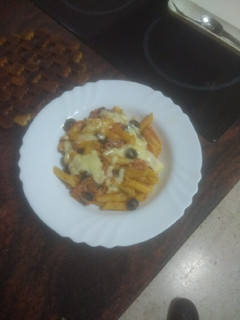 Una foto de Pasta con aceitunas negras y jamón gratinada al microondas