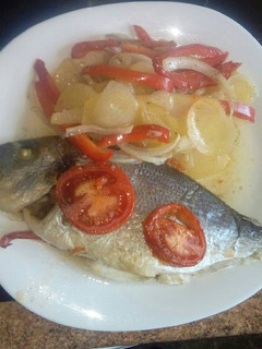 Una foto de Dorada rellena de jamón dulce queso y nueces con patatas