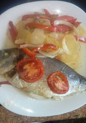 Una foto de Dorada rellena de jamón dulce queso y nueces con patatas