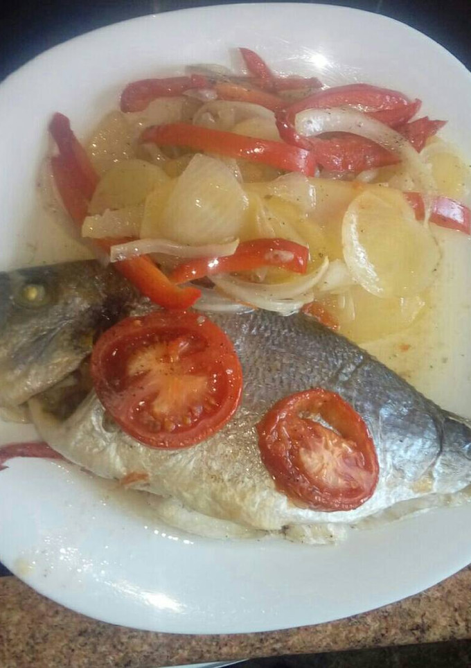Una foto de Dorada rellena de jamón dulce queso y nueces con patatas