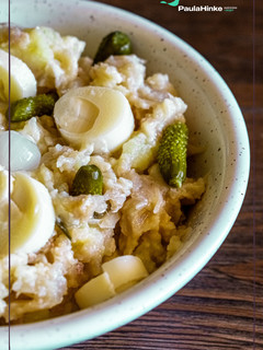 Una foto de Ensaladilla saludable de patata y coliflor con encurtidos 🥒