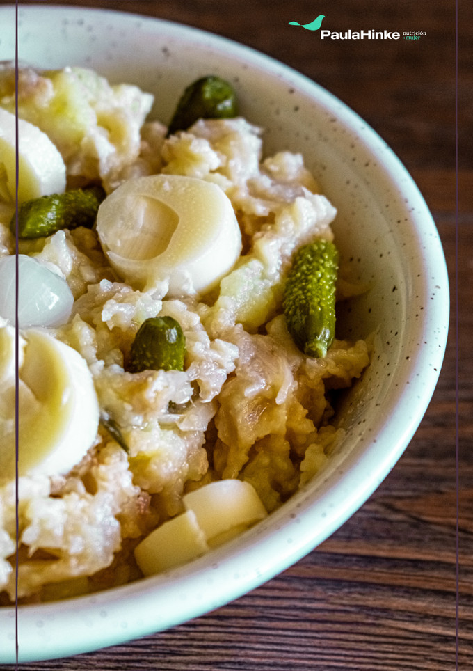 Una foto de Ensaladilla saludable de patata y coliflor con encurtidos 🥒