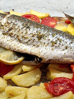 Una foto de Mújol al horno con patatas