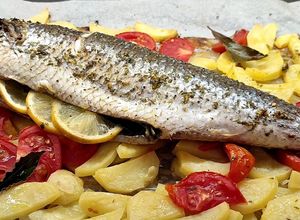 Una foto de Mújol al horno con patatas