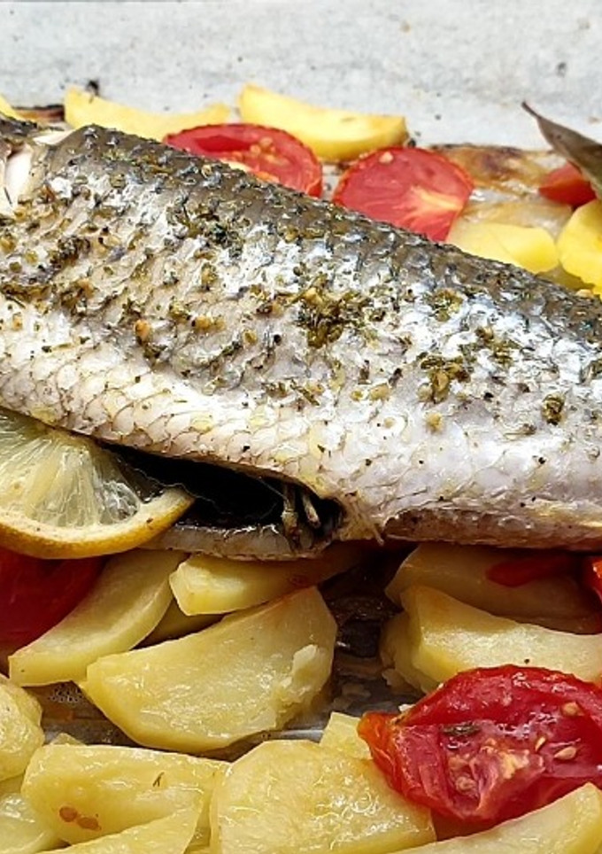 Una foto de Mújol al horno con patatas