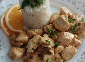 Una foto de Pollo a la naranja con arroz pilaf