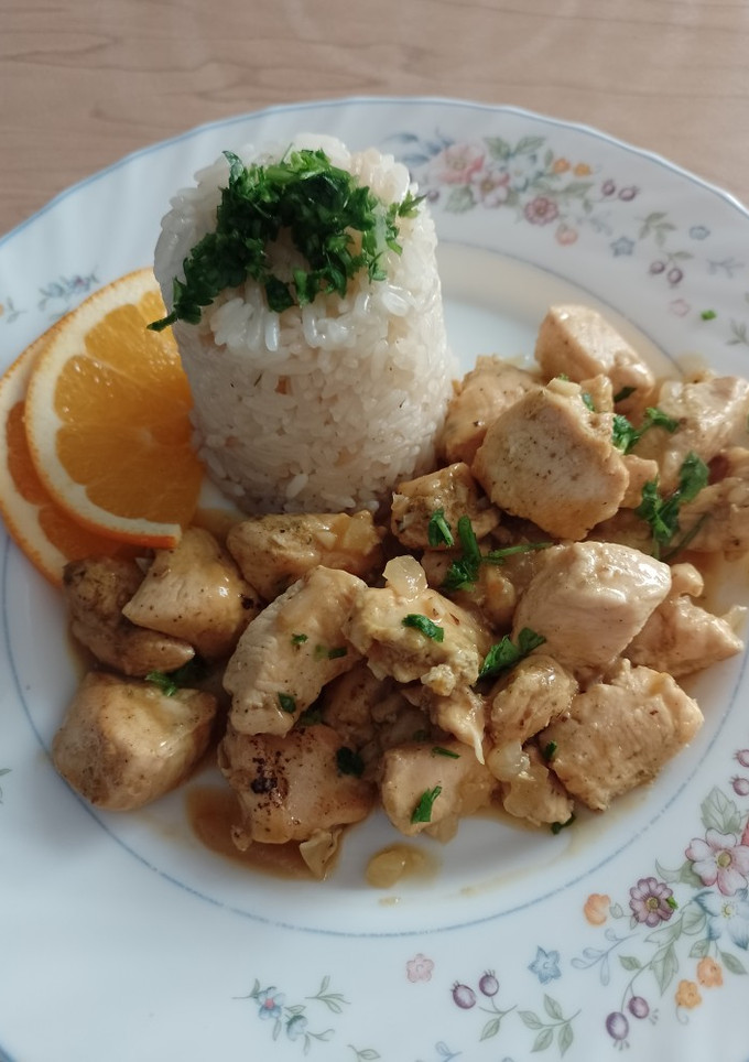 Una foto de Pollo a la naranja con arroz pilaf