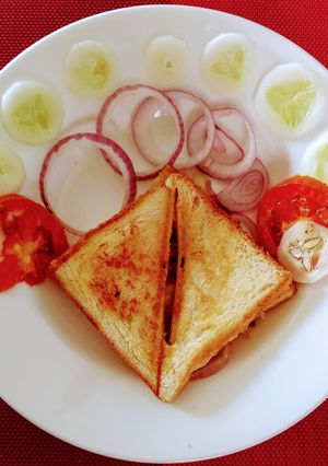 सलाद टोस्ट सैंडविच (Salad toast sandwich recipe in Hindi) रेसिपी मुख्य फोटो