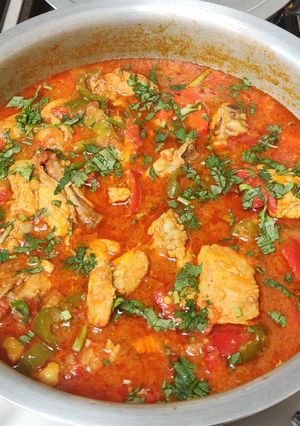 A picture of Chicken and Pepper Curry (with a tomato base🍅).