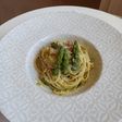 Pasta en salsa de espárragos verdes, con bacon y cebolla