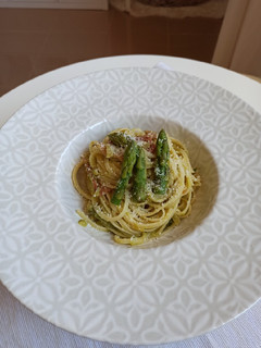 Una foto de Pasta en salsa de espárragos verdes, con bacon y cebolla