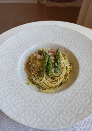Foto principal de Pasta en salsa de espárragos verdes, con bacon y cebolla