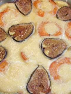 Una foto de Cafloutis de albaricoques y brevas maduras