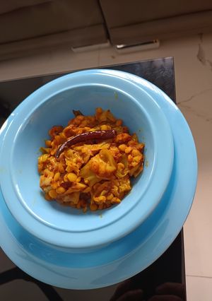 A picture of Patta gobhi chana dal.