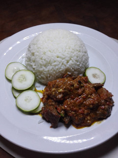 A picture of Chicken in spicy peanut powder sauce with rice.
