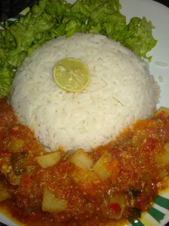 A picture of Potatoes soup with white rice.