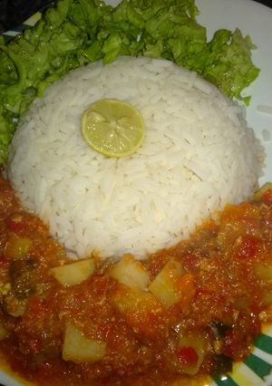 A picture of Potatoes soup with white rice.